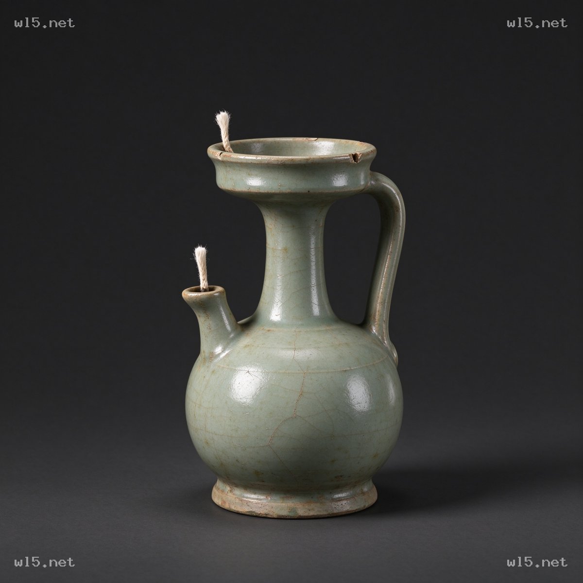 青釉开片瓷油灯,古代陶瓷、青釉开片、油灯、文物摄影、盘口执柄瓷灯、棉制灯芯