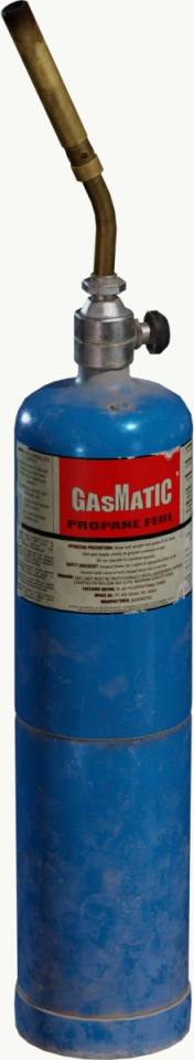 GASMATIC丙烷燃料罐喷火器产品图，丙烷燃料罐、GASMATIC标签、蓝色金属罐、黄铜喷火管、黑色旋钮、白底产品图、金属磨损、竖幅构图