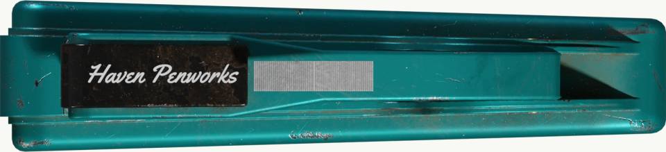 Haven Penworks 青绿色笔盒盖白底特写，塑料笔盒、笔盒盖、青绿色、品牌标签、白色背景、产品特写、磨损划痕、长条矩形