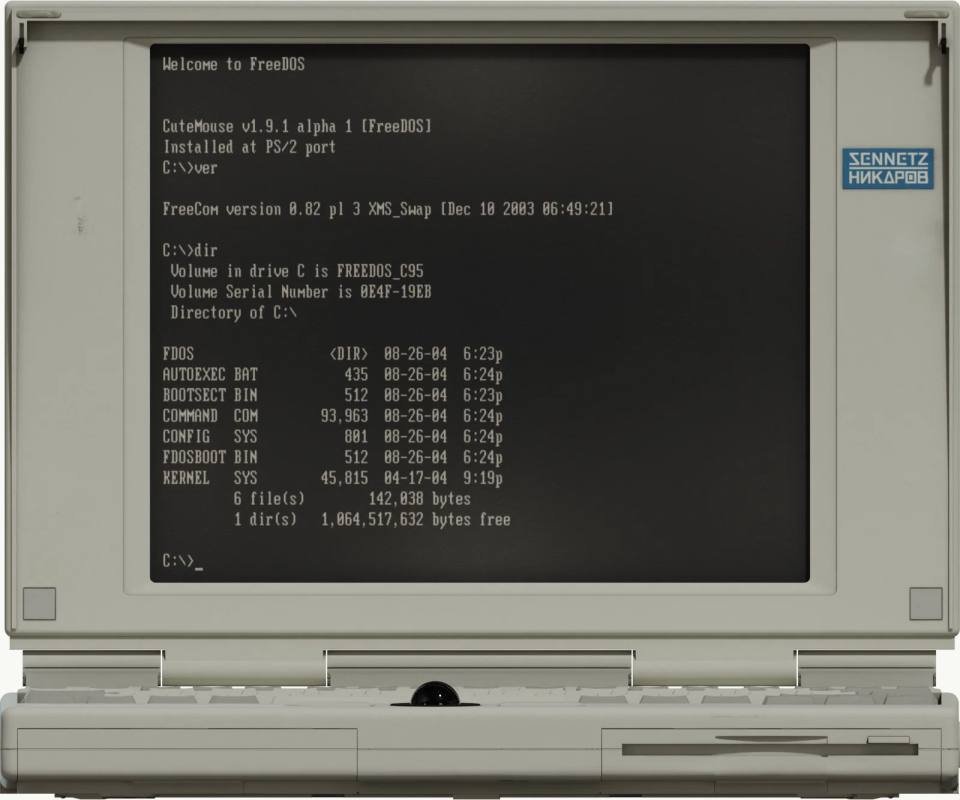 复古FreeDOS便携电脑特写,复古电脑、FreeDOS、命令行界面、米白色机身、产品特写、键盘、软驱、单视图、写实摄影