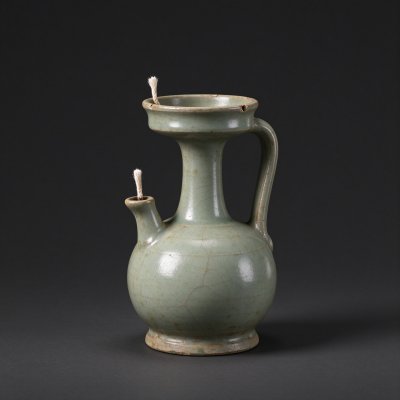 青釉开片瓷油灯 · 古代陶瓷、青釉开片、油灯、文物摄影、盘口执柄瓷灯