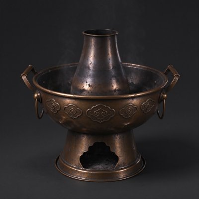 中式老式铜火锅静物展示 · 铜制火锅、中式传统器具、做旧金属质感、卷云纹浮雕、静物摄影